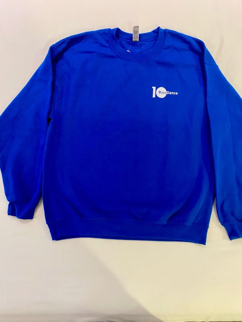 Gildan Heavy Blend Men’s sweatshirt in Bright Blue with White Byte Dance logo - Picture 1 of 3